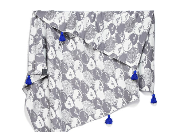 La Millou Art. 83611 Mr. Big Cotton Tender Blanket Chaber Grey Sheep Augstākās kvalitātes divpusēja sedziņa ar kapuci (95x125 cm)