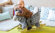 Качалка с музыкой KinderKraft 2 в 1 – Серый мягкий конь-качалка с поддержкой спинки и колесами (опция), 12 мес.+