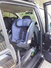 „Axkid Minikid 2.0“. Art. 107813 Pilka vaikiška kėdutė automobiliui 9-25 kg
