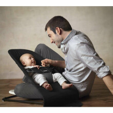 BABYBJORN Supamoji kėdė Balance soft + medinis žaislas 605011A Specialių pasiūlymų rinkinys