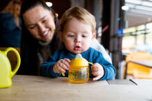 TOMMEE TIPPEE mācību krūze WEANING SIPPEE, 4m+, 190ml, yellow, 447827