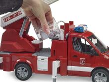 BRUDER MB Sprinter ugunsdzēsības dienests ar grozāmām kāpnēm, sūkni un gaismas un skaņas moduli, 02673