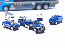 Ikonka Art.KX6681_2 Transporterio sunkvežimis TIR paleidimo įrenginys + metaliniai policijos automobiliai