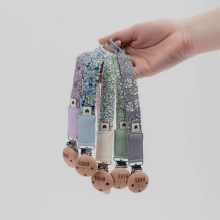 Bibs x Liberty Pacifier Clip Art.152355 Chamomile Lawn Baby Blue Māneklīša ķēde (Knupja turētājs) ar klipsi