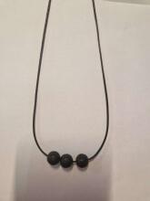 La bebe™ Jewelry Natural Stone Necklace kaklarota ar vulkanīsko lavu (3 bumbiņas)