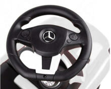 Mercedes SLS uzbraucamie gājēji