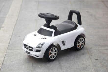 Mercedes SLS uzbraucamie gājēji