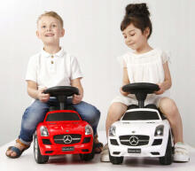 Mercedes SLS uzbraucamie gājēji