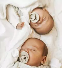 Bibs Colour Art.119412 Apaļš māneklītis (knupītis) no 100% naturāla kaučuka no 0-6 mēn. (2 gb.)