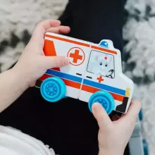 Trefl Magnetic Vehicle Ambulance Art.61787  Деревянная машинка Скорая помощь