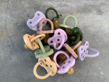 Hevea Natural Rubber Pacifier Round Art.239422 Tan Beige/Moss Green Anatomiskā/ortopēdiskā lateksa māneklītis 3-36 mēn,2 gab