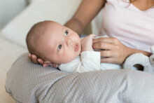 La Bebe™ Snug Cotton Nursing Maternity Pillow Art.24428 Swedish Red/White Подкова для сна, кормления малыша, 20x70 cm