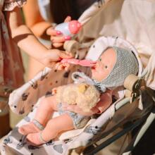 WOOPIE ROYAL mazuļa lelle 36 cm tērpā ar rotaļu lācīša barošanas piederumiem