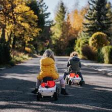 FALK Baby Valtra balts traktors ar piekabi + piederumi no 1 gada vecuma