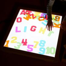 MASTERKIDZ LED gaismas panelis ar mainīgām krāsām un tālvadības pulti + Montessori mozaīkas bloki 140 gab.