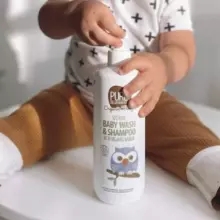 Pure Beginnings Kids Baby Wash Art.251277 bezziepju ādas mitrinošs, nomierinošs un atjaunojošs ķermeņa un matu mazgāšanas līdzeklis ar nomierinošu meža aromātu, 500 ml