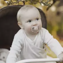 Frigg Lucky Symmetrical Silicone Pacifier  Art.10215 Sage Apaļš māneklītis (knupītis) no 100% naturāla silikona no 0-6 mēn. (1 gb.)