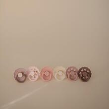 Frigg Pacifiers 4-pack Round Latex/Silicone Art.101873 Blooming Love Apaļš māneklītis (knupītis) no 100% naturāla kaučuka/silikona no 0-6 mēn. (6 gb.)