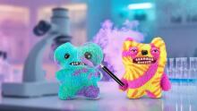Fuggler Laboratory Misfits by ZURU Smieklīga, neglīta briesmoņa plīša kolekcijas rotaļlieta - Munch Munch - daudzkrāsains, bērnu mīkstā rotaļlieta
