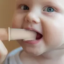 Haakaa  Silicone Finger Toothbrush  Art.TPS036-C Cream  Силиконовая щетка-напальчник для первых зубов,2 шт