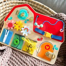 TOOKY TOY Koka Montessori Manipulācijas Dēlis Ar Slēdzenēm, Zobratiem Un Cilpām