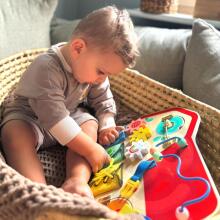 TOOKY TOY Koka Montessori Manipulācijas Dēlis Ar Slēdzenēm, Zobratiem Un Cilpām