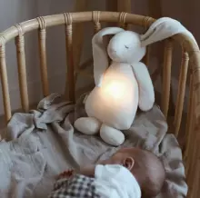 Moonie 2.0 Humming Bunny Art.285923 Cream  Bērnu miega nakts lampiņa Zaķītis  0+ mēn.