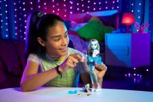 Monster High Frankie Stein Art.HXH73 Doll – Electrifying College Style with Watzie & Accessories (Articulated Figure)