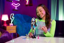 Monster High Frankie Stein Art.HXH73 Doll – Electrifying College Style with Watzie & Accessories (Articulated Figure)