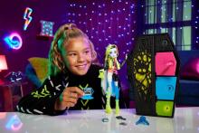 Monster High Skulltimate Secrets – Neon Frights Frankie Stein Doll with Glow-in-the-Dark Surprises (19+ Accessories)