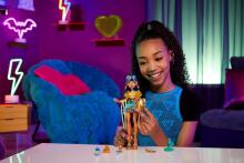 Monster High Cleo De Nile Doll – Royal Gold Outfit with Pet Hissette & Storytelling Accessories