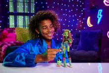 Monster High Venus McFlytrap lelle – augu iedvesmots stils ar Chewlian un aksesuāriem