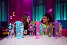 Monster High Skulltimate Secrets: Hauntlywood Mysteries Catty Noir Doll – Magical Wardrobe with 19+ Surprises