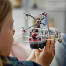 LEGO Super Heroes Zirneklis pret Doktoru Oka metro vilciena aina