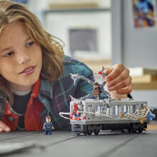 LEGO Super Heroes Zirneklis pret Doktoru Oka metro vilciena aina