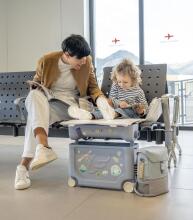 Stokke Parent-Child Travel Kids Luggage Art.296471 Black Čemodāniņš-sēdeklis ar riteņiem 3in1