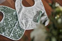 Jollein Bib Waterproof Art.029-864-66074 Botanical Nougat - Bērnu lacīte / priekšautiņš vidējais ūdensnecaurlaidīgs 2 gb.