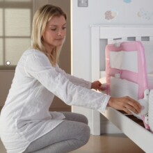 Munchkin Safe and Secure Soft Bed Rail Pink 051320 Drošības apmalīte gultiņai