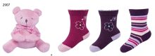 SOXO Baby dovanų rinkinys 2907 dovanų rinkinys 0-24m. Stilingos vaikiškos medvilninės kojinės 3vnt. + Žaislas