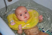 Baby Swimmer BS01 YELLOW Plaukų žiedas kūdikiams (pripučiamas žiedas plaukimui aplink kaklą) 0 -24 mėnesiams (apkrovoms nuo 3-12kg).