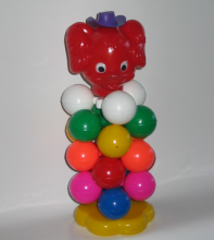Linksmų žaislų piramidės kamuoliukų ančiukas