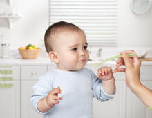 Munchkin Art. 011524 First Weaning Spoons Pink/Green - 2 силиконовые ложечки для самостоятельного употребления пищи от 4мес