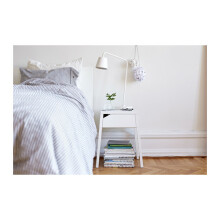 „Ikea“ 402.980.51 „Selje“ naktinis staliukas su prieiga prie kroviklio, baltas