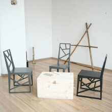 „Tilibs“ ir „Lacis“ menas. KFH1 medinė kėdė (spalva: juoda)