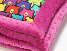 La Millou Art. 83421 Infart Blanket Jelly Bears Raspberry Augstākās kvalitātes divpusēja sedziņa (65x75 cm) 
