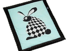 La Millou Art. 83433 Infart Blanket Follow Me Black Augstākās kvalitātes divpusēja sedziņa (65x75 cm) 