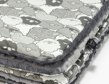 La Millou Art. 83463 Toddler Blanket Graphite Sheep Family Grey Высококачественное детское двустороннее одеяло от Дизайнера Ла Миллоу (80x100 см)