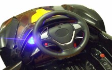 „Aga Design Ferrari Style“ vaikiškas automobilis JE198 juodas 12 V automobilis su akumuliatoriumi, nuotolinio valdymo pulteliu ir MP3